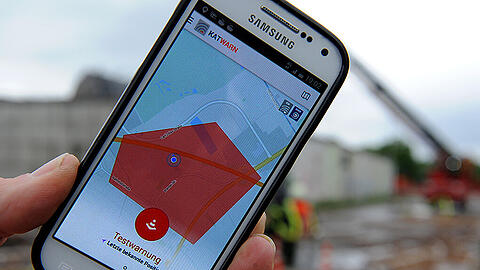 Per Handy auf Katastrophen und Gefahrensituationen hinweisen: Das kann das Katwarn-System. (Archivbild)