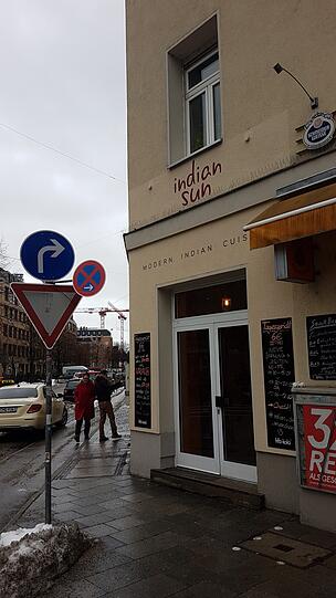 Von draußen recht unscheinbar.