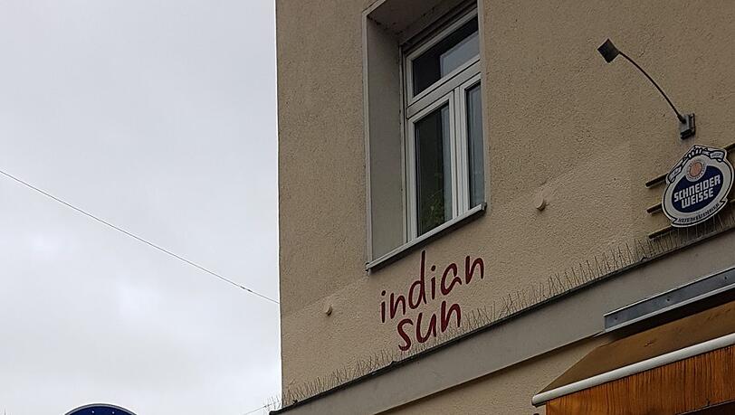 Von draußen recht unscheinbar.