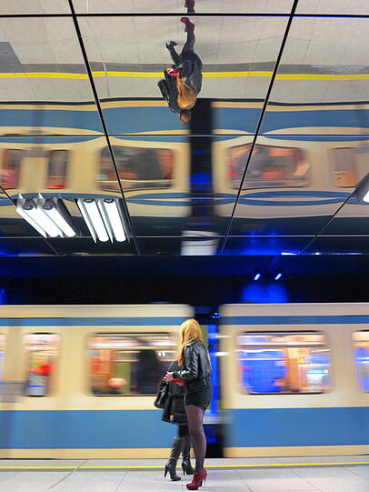 Knallige Farben, Lichtkunst und Spiegelungen: Die U-Bahnstatuion Münchner Freiheit bietet viele tolle Fotomotive. AZ-Leser Djoprdje Matkovic hat sie eingefangen.