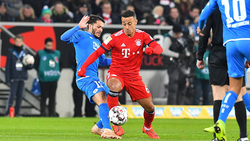 THIAGO, NOTE 3: Ordnete das Spiel aus der Perspektive des Sechsers vor der Abwehr. Agierte nicht so sehr gegen den Ball wie Martínez, gab dafür dem Aufbauspiel Struktur. Gute Idee von Kovac, ihn mehr von hinten kommen zu lassen. Schwerer Ballverlust, der per Konter fast zum 1:2 für die TSG führte (53.). Auch vor dem tatsächlichen 1:2 nicht bissig genug.