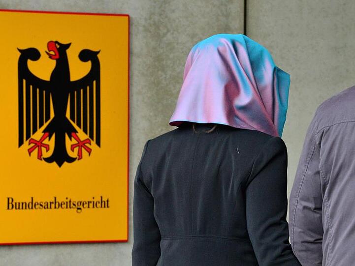 SEine junge Frau mit Kopftuch am "Bundesarbeitsgericht. Das Gericht verhandelt darüber, ob private Arbeitgeber ihren Mitarbeitern das Tragen religiöser Symbole untersagen dürfen.
