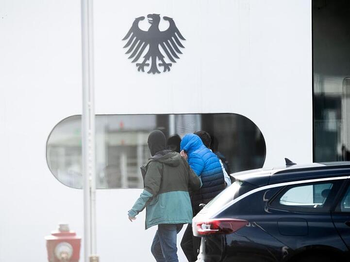 Einen Tag nach der Zerschlagung einer mutmaßlichen rechten Terrorzelle sind die ersten Festgenommenen in Karlsruhe zu Haftrichtern des BGH gebracht worden.