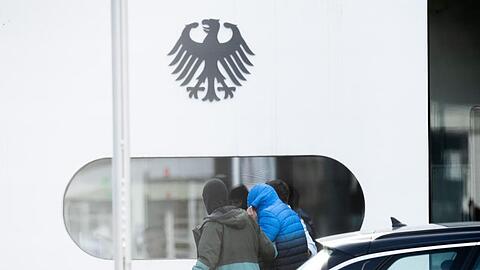 Einen Tag nach der Zerschlagung einer mutmaßlichen rechten Terrorzelle sind die ersten Festgenommenen in Karlsruhe zu Haftrichtern des BGH gebracht worden.