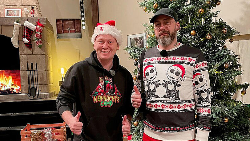 Knossi (li.) und Sido in ihrem Weihnachtscamp. Knossi (li.) und Sido in ihrem Weihnachtscamp.