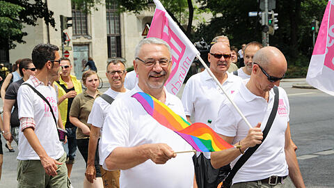 Alexander Miklosy an der Spitze des Umzugs beim CSD 2010.