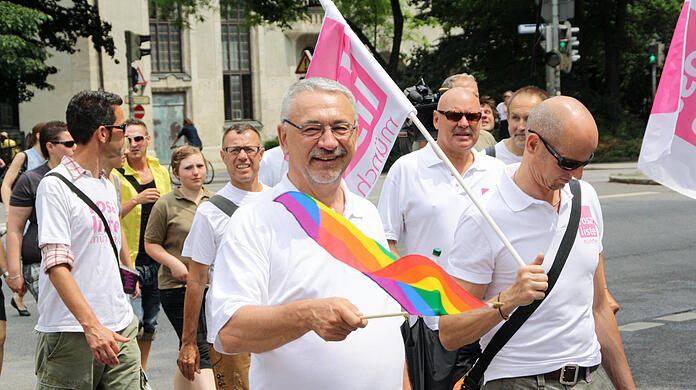 Alexander Miklosy an der Spitze des Umzugs beim CSD 2010.