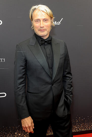 Mads Mikkelsen: "Er sieht nicht nur auf der Leinwand top aus. Monochrome Black – damit ist er modisch ganz vorne. Top!"