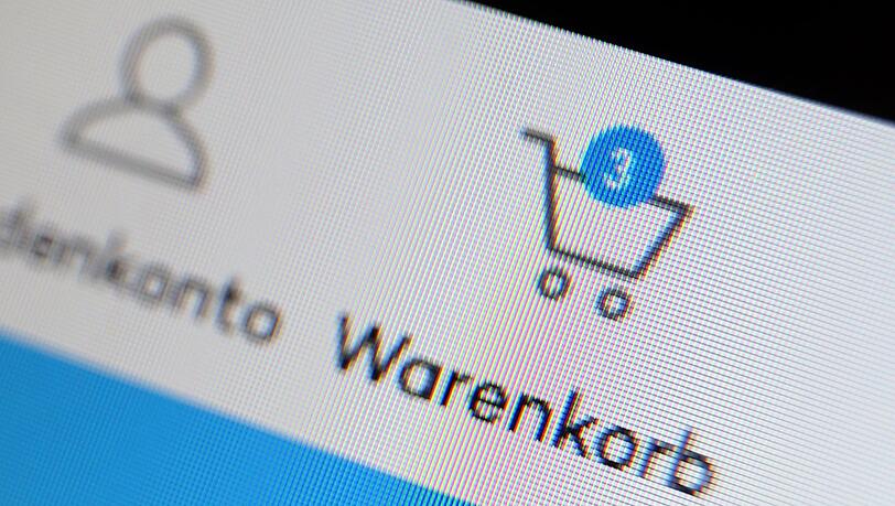 Bisher will eine Mehrheit den Warenkorb beim Online-Einkauf noch selbst bef&uuml;llen und das nicht der KI &uuml;berlassen. (Symbolbild)