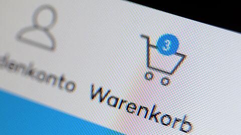 Bisher will eine Mehrheit den Warenkorb beim Online-Einkauf noch selbst bef&uuml;llen und das nicht der KI &uuml;berlassen. (Symbolbild)