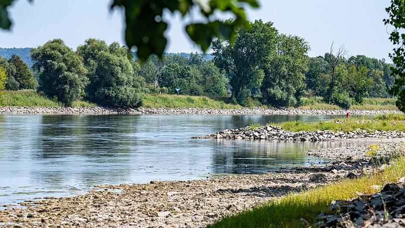Die Donau f&uuml;hrt Niedrigwasser.