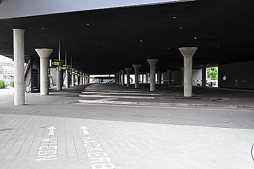 Einsam parkt ein einziger Reisebus im neuen Zentral Omnibusbahnhof (ZOB) an der Münchner Hackerbrücke. Es herrscht tote Hose.