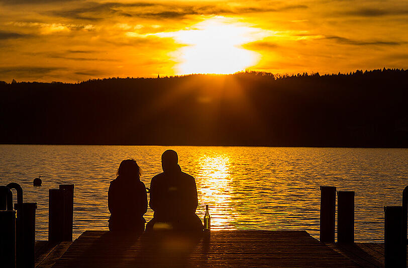 Nicht August, sondern Dezember: Ein Paar genießt den Sonnenuntergang am Starnberger See.