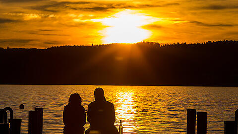 Nicht August, sondern Dezember: Ein Paar genießt den Sonnenuntergang am Starnberger See.