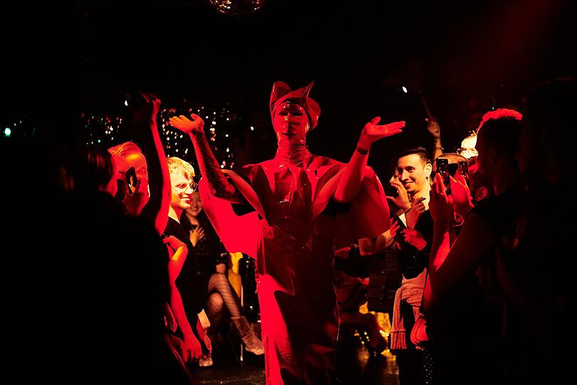 Der Kardinal zelebriert den Abend in Latex.