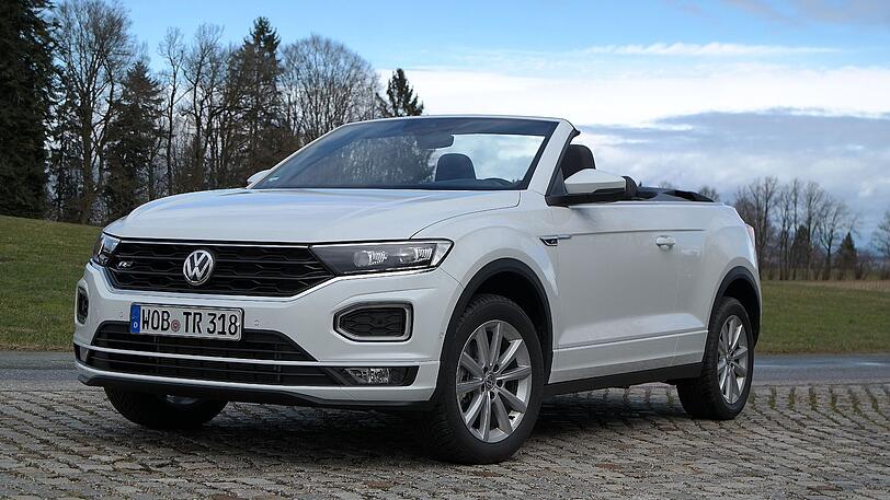 Erfrischend: Das neue VW T-Roc Cabrio beim ersten Ausflug unter weiß-blauem Himmel.