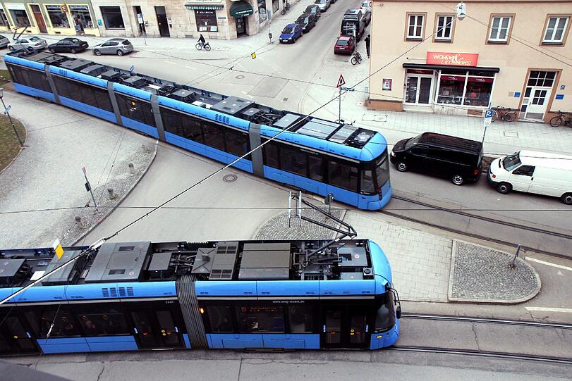 Direkt unter Wittmanns Wohnzimmerfenster gabelt sich die Strecke der 19. Ein Gleis führt links, das andere rechts um den Platz herum.