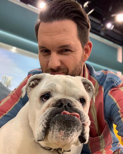... wobei Matthias Killing auch am Set vom "Frühstücksfernsehen" tierische Begleitung hat - von TV-Hund Lotte.