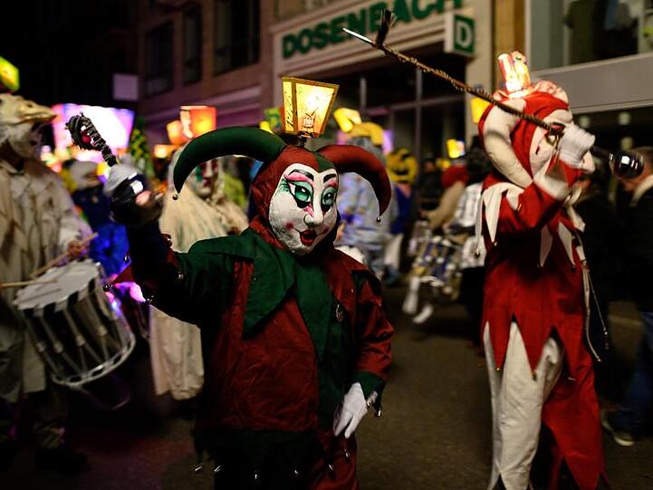 Mit Musik ziehen Narren beim "Morgestraich" durch Basels Straßen.