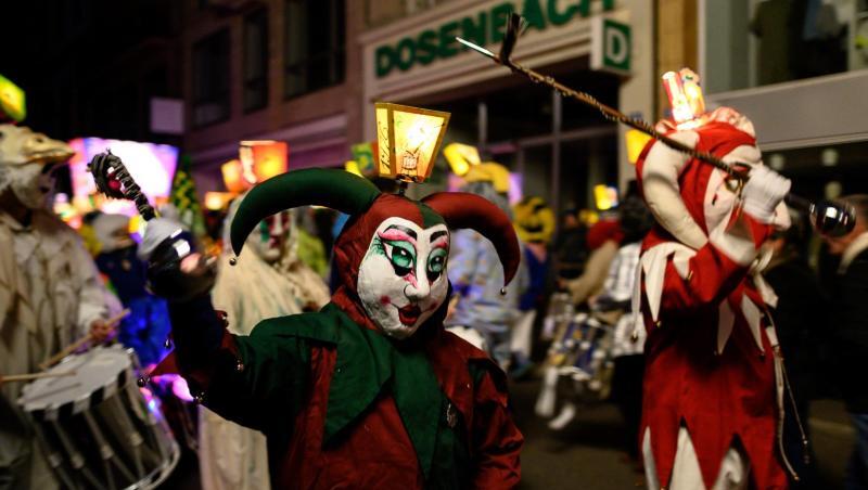 Mit Musik ziehen Narren beim "Morgestraich" durch Basels Straßen. Mit Musik ziehen Narren beim "Morgestraich" durch Basels Straßen.