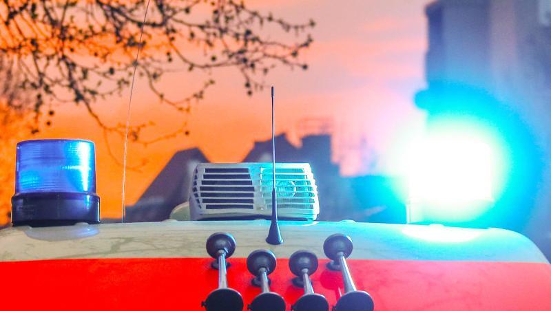 Ein Rettungswagen mit Blaulicht und Signalhorn. Foto: Hannibal Hanschke/dpa/Symbolbild Ein Rettungswagen mit Blaulicht und Signalhorn. Foto: Hannibal Hanschke/dpa/Symbolbild