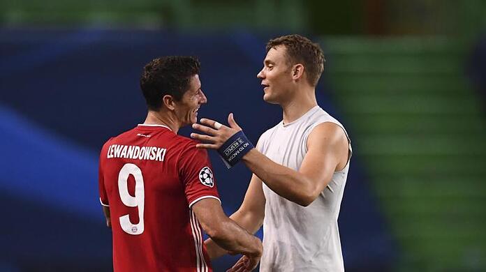 Robert Lewandowski (l.) und Torhüter Manuel Neuer jubeln. (Archivbild)