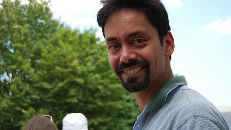 Kishor Sridhar studierte in Berlin und den USA und arbeitete in Italien, Indien und Moskau. Seit 2011 lebt er mit seiner Frau und den gemeinsamen drei Kindern in München.