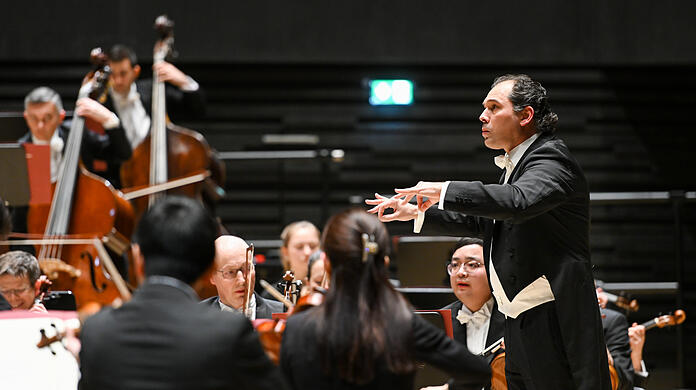 Tugan Sokhiev und die Philharmoniker.