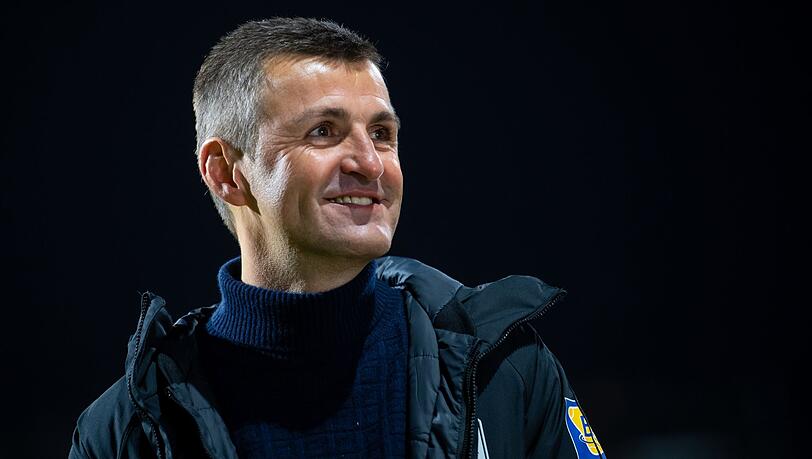 Trainer Michael Köllner von München kommt vor dem Spiel in das Stadion.