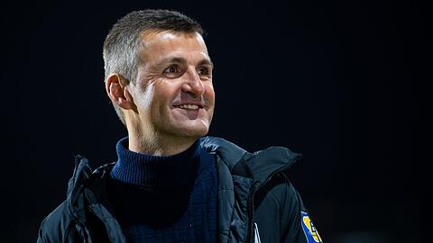 Trainer Michael Köllner von München kommt vor dem Spiel in das Stadion.