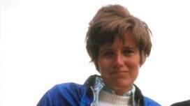 Lässig rauchend im Olympiapark: Eleonore Kohlmann-Strandes 1972, als sie Souvenir-Verkäuferin wurde.
