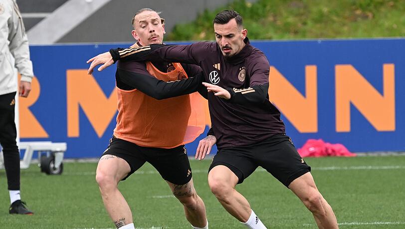 Marius Wolf (l) und Mergim Berisha beim Training der Nationalmannschaft.