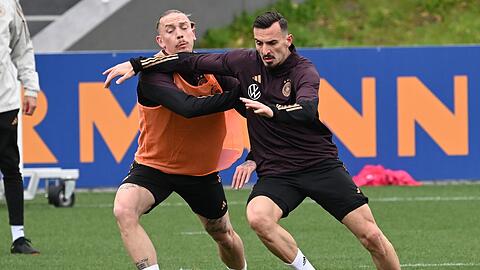 Marius Wolf (l) und Mergim Berisha beim Training der Nationalmannschaft.