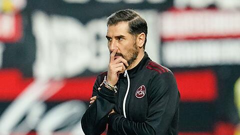 Nürnbergs Trainer Cristian Fiél reagiert an der Seitenlinie.