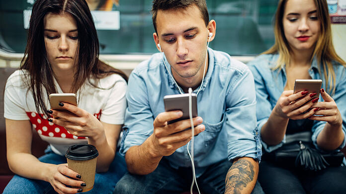 Das Problem gibt es seit der Erfindung des Walkmans: Heute strapazieren ohne den Einsatz von Kopfhörern abgespielte Videos auf Tiktok oder YouTube die Nerven anderer Fahrgäste.