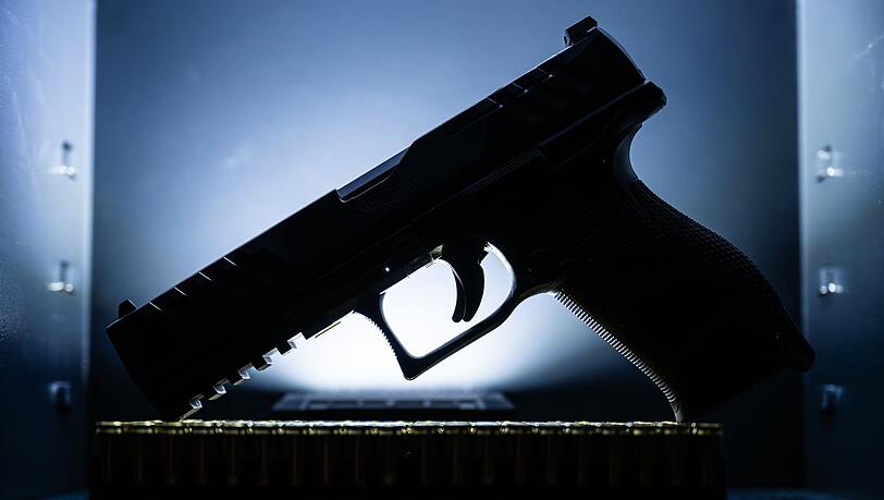 Unbekannte Täter haben einen Waffenschrank mit mehreren Schusswaffen aus einem Haus in der Oberpfalz gestohlen (Symbolbild). Unbekannte Täter haben einen Waffenschrank mit mehreren Schusswaffen aus einem Haus in der Oberpfalz gestohlen (Symbolbild).