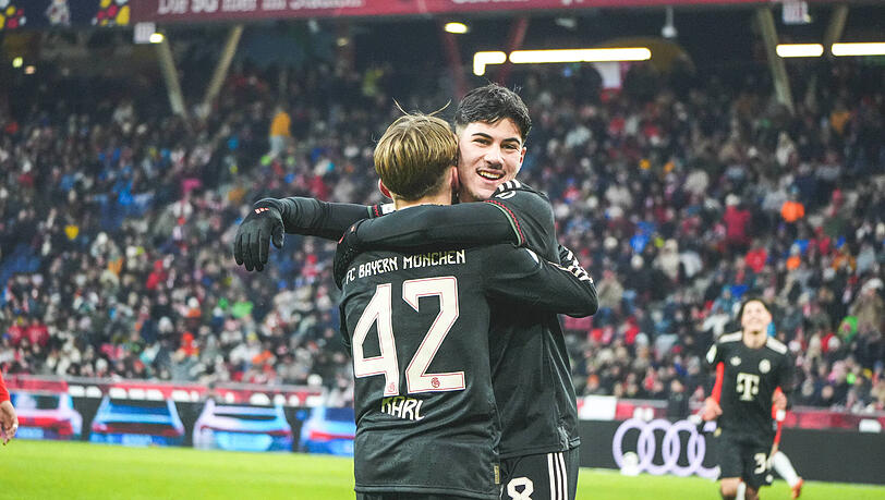 Gemeinsamer Jubel: Die Jungstars Ch&aacute;vez und Lennart Karl (l.).