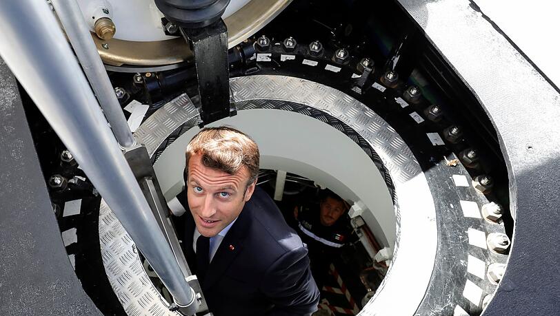 Frankreichs Präsident Emmanuel Macron steigt aus dem französischen Atom-U-Boot "Suffren". (Archivbild) Frankreichs Präsident Emmanuel Macron steigt aus dem französischen Atom-U-Boot "Suffren". (Archivbild)