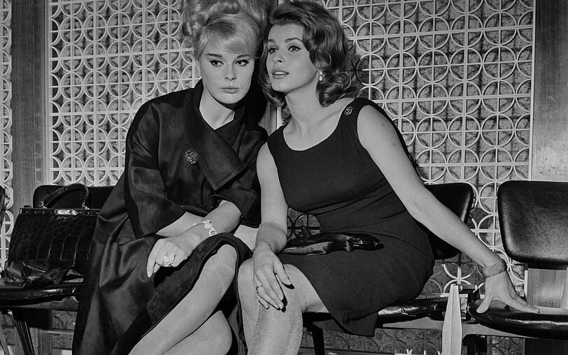 1963 spielten Elke Sommer (links) und Senta Berger gemeinsam im Hollywood-Kriegsdrama "Die Sieger".