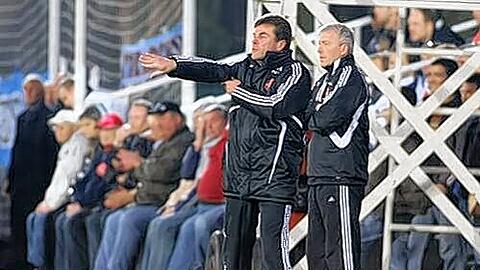 Sofortige Anweisungen, wenn einer mal übermütig wurde: Club-Trainer Dieter Hecking beim Sieg gegen Duisburg.
