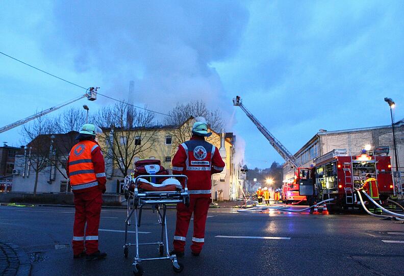 In den Flammen kamen mindestens acht Menschen ums Leben, darunter sieben Kinder. Die Bilder von den Löscharbeiten.