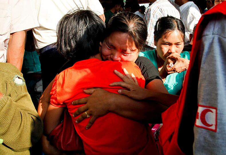 Vor der Küste von Myanmar haben riesige Wellen eine verrostete Doppeldecker-Fähre mit mehr als 200 Menschen an Bord zum Kentern gebracht und midestens 60 Menschen in den Tod gerissen.