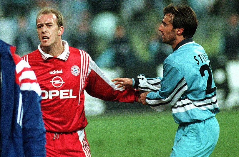 01.11.97: Im München-Derby kommt es zu einer Rangelei zwischen Bayerns Mario Basler (l.) und Werner Lorant, dem Trainer der Löwen. Miroslav Stevic hält den aufgebrachten Bayern-Spieler zurück.