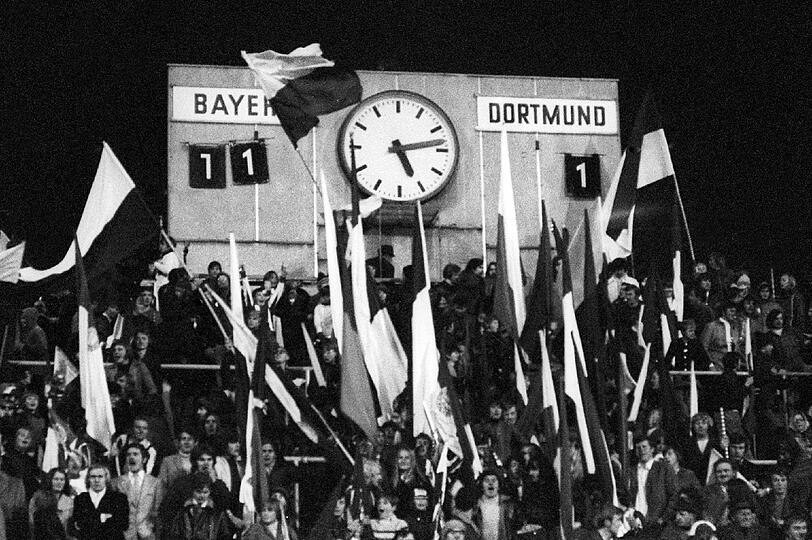 Am 27. November 1971 gab es gegen Borussia Dortmund im Grünwalder Stadion ein 11:1, den bis heute einzigen zweistelligen Sieg der Bayern. Gerd Müller schoss vier seiner 40 Saison-Tore, Bayern kam am Ende auf 101 (beides Bundesliga-Rekord) &ndash; und der BVB stieg zum bisher einzigen Mal ab.
Logischerweise war das auch der höchste Heim-Sieg. Ein Kuriosum am Rande: Weil es für die von Hand betriebene Anzeigetafel keine dritte 1 mehr gab, musste eine 7 einspringen, die der 1 am ähnlichsten sah. Genau genommen stand also ein 71:1 an der Tafel. Das schafften aber auch die Bayern nicht&hellip;