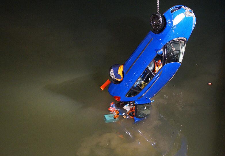 In Stuttgart rutschte ein Auto von der Straße in den Neckar.