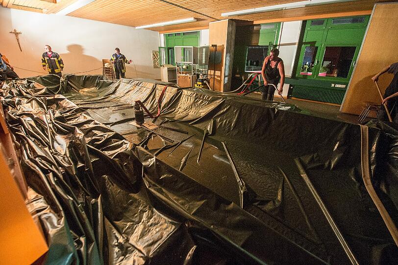 Feuerwehrmänner versuchen in der Nacht zum Freitag den Schaden in der Mittelschule von Ruhmannsfelden zu begrenzen. Die Bilder vom Einsatz.