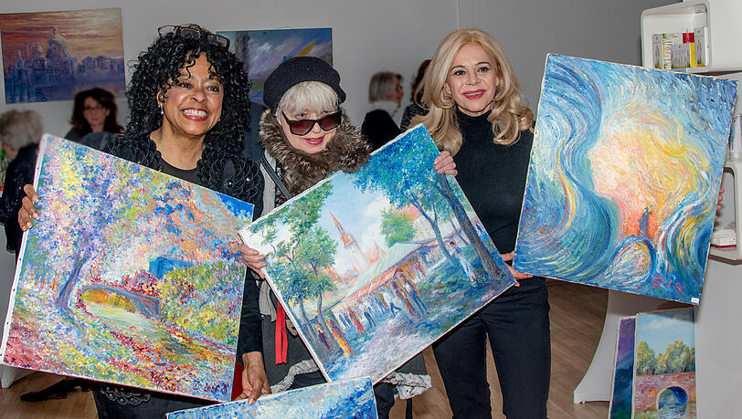 Beim Bilder-Catwalk (v. l.): Stimmwunder Joan Orleans (hielt die Laudatio auf den Künstler), Ingrid Steeger und Julia Kent. Beim Bilder-Catwalk (v. l.): Stimmwunder Joan Orleans (hielt die Laudatio auf den Künstler), Ingrid Steeger und Julia Kent.
