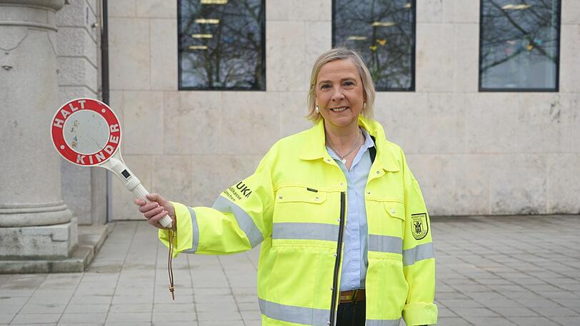 AZ-Interview mit Petra Baumhakl (57). Die Stielerschule ehrt sie als "treue Schulweghelferin".