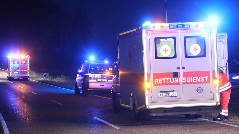 Schwierige Rettungsaktion: Drei junge Männer sind mit einem Auto in ein Waldstück gerast und mussten von der Feuerwehr befreit werden.