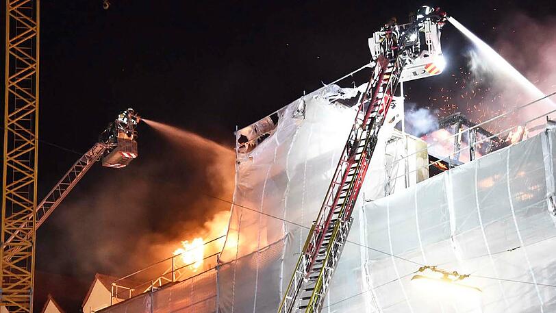 Bei dem Großbrand in Schwabing entsteht ein Millionenschaden. Die Feuerwehr ist mit 120 Mann vor Ort.